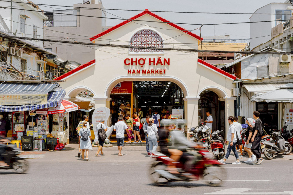 Han Market is located right in the city center, featuring a spacious facade and easy access for tourists
